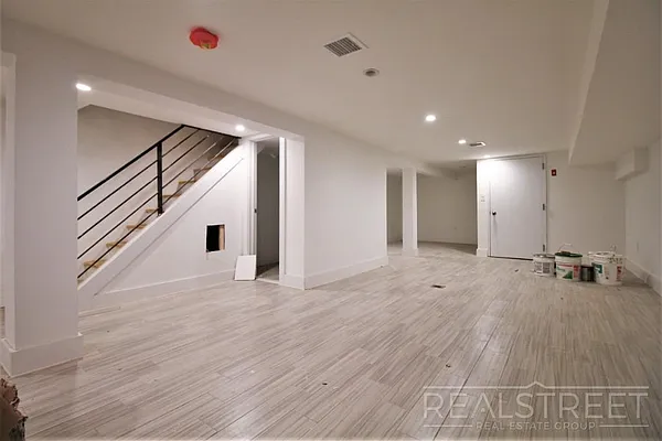 Rented by Real Street Inc | media 26