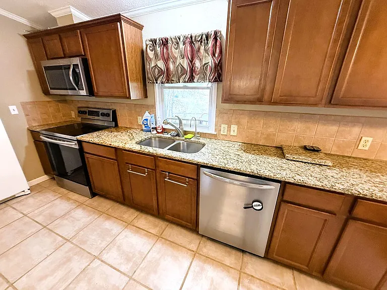212 Thornton Ln — Photo 5