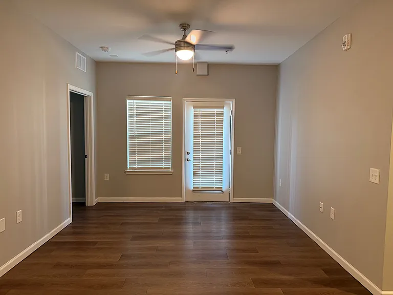 Lakeview Terrace Apartments — Photo 9