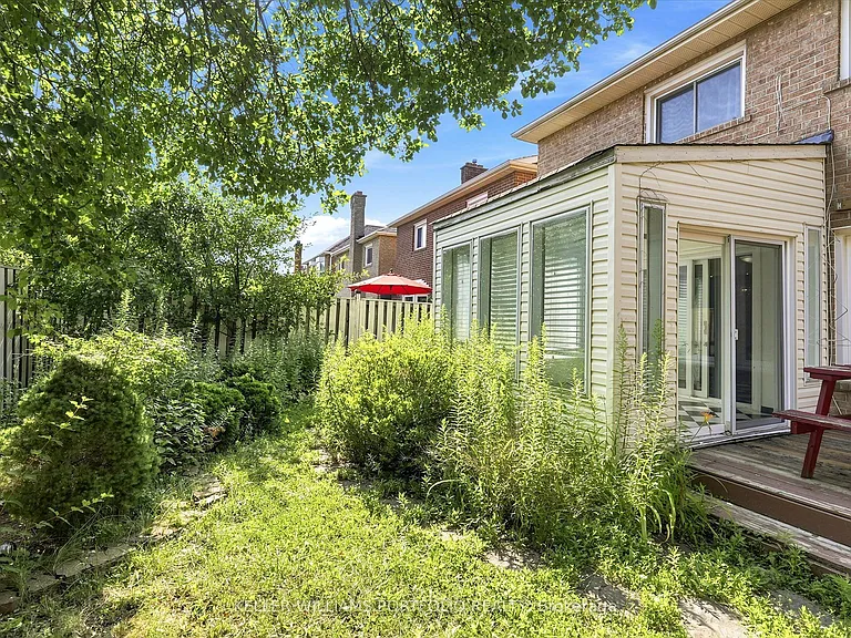 73 Jessica Gdns — Photo 48