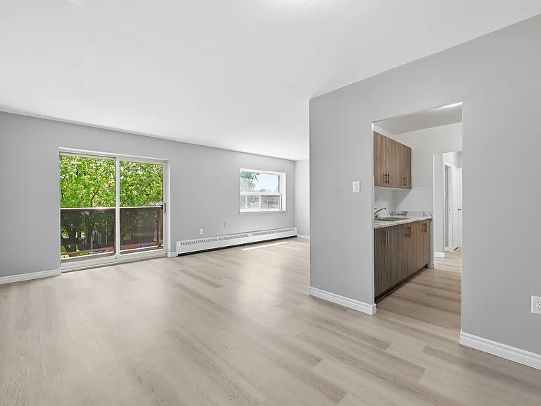 1205 Fennell Ave E — Photo 8