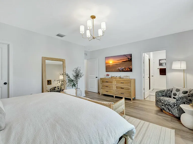 601 NE Waters Edge Ln — Photo 32