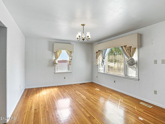 5th image of 2015 Carolyn Dr