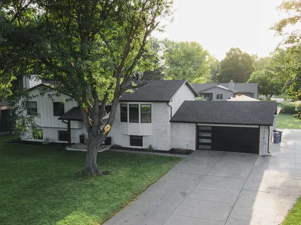 1318 Regency Dr, Hastings, NE 68901