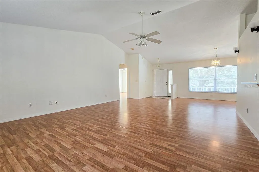 3 bed, 2.0 bath, 1570 sqft, $2,000 — Photo 4