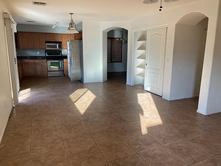 2422 W Via Dona Rd — Photo 2