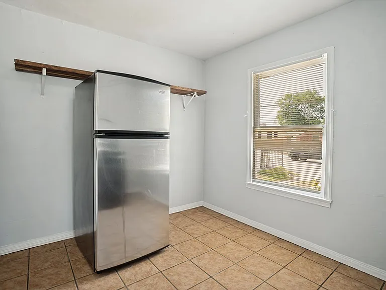 2514 Waverly Ave — Photo 11