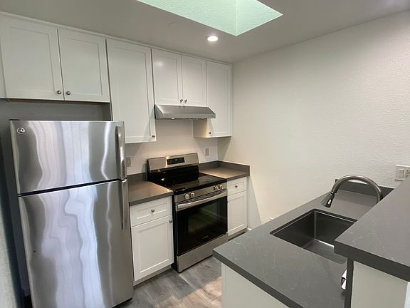4th image of 475 Willow Ave #479