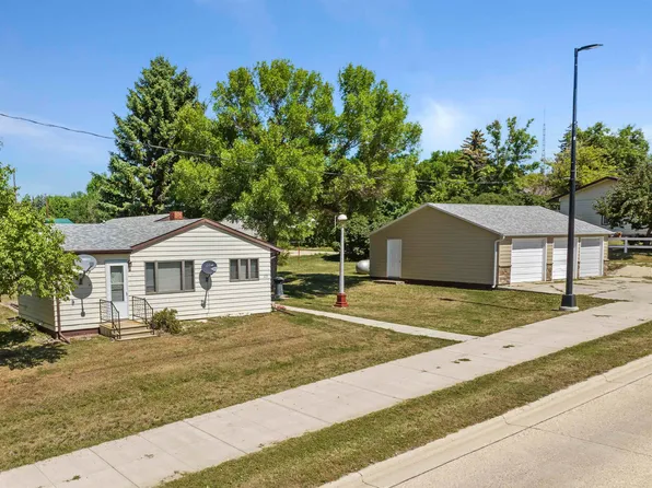 220 6th St NW, Kenmare, ND 58746