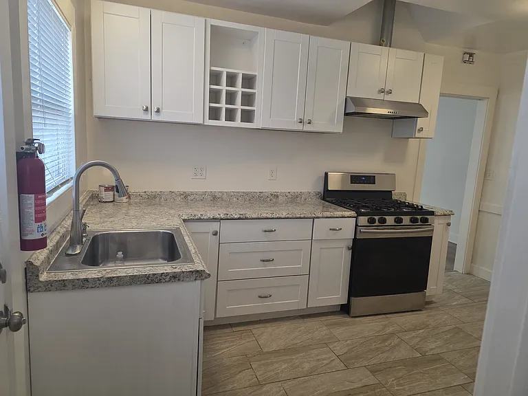 85 S Grand Oaks Ave — Photo 9
