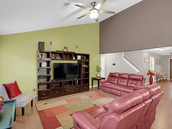 5th image of 946 Farnsworth Dr