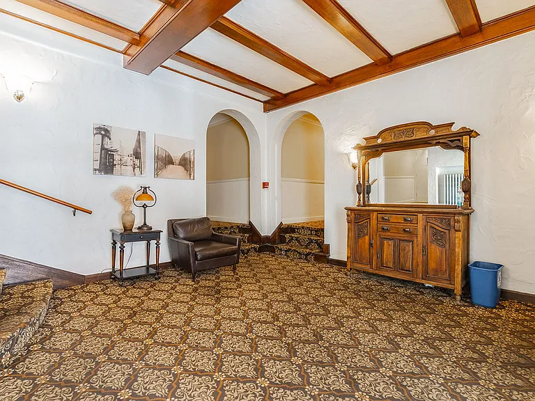 Consulate — Photo 11