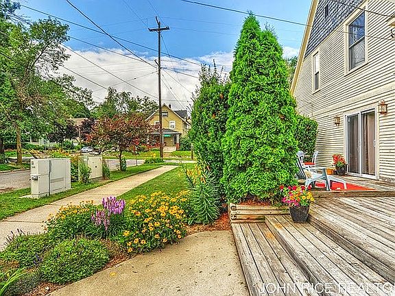 5th image of 148 Carlton Ave SE