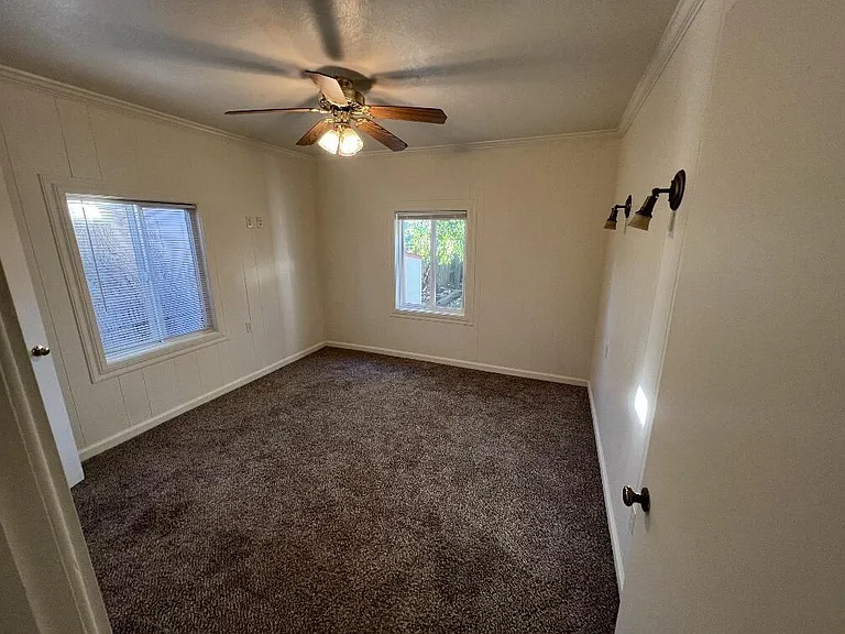 604 Mormon St — Photo 9