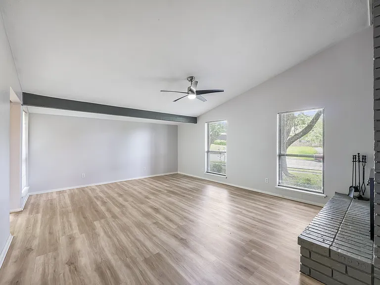 3401 Meadow Oaks Dr — Photo 6