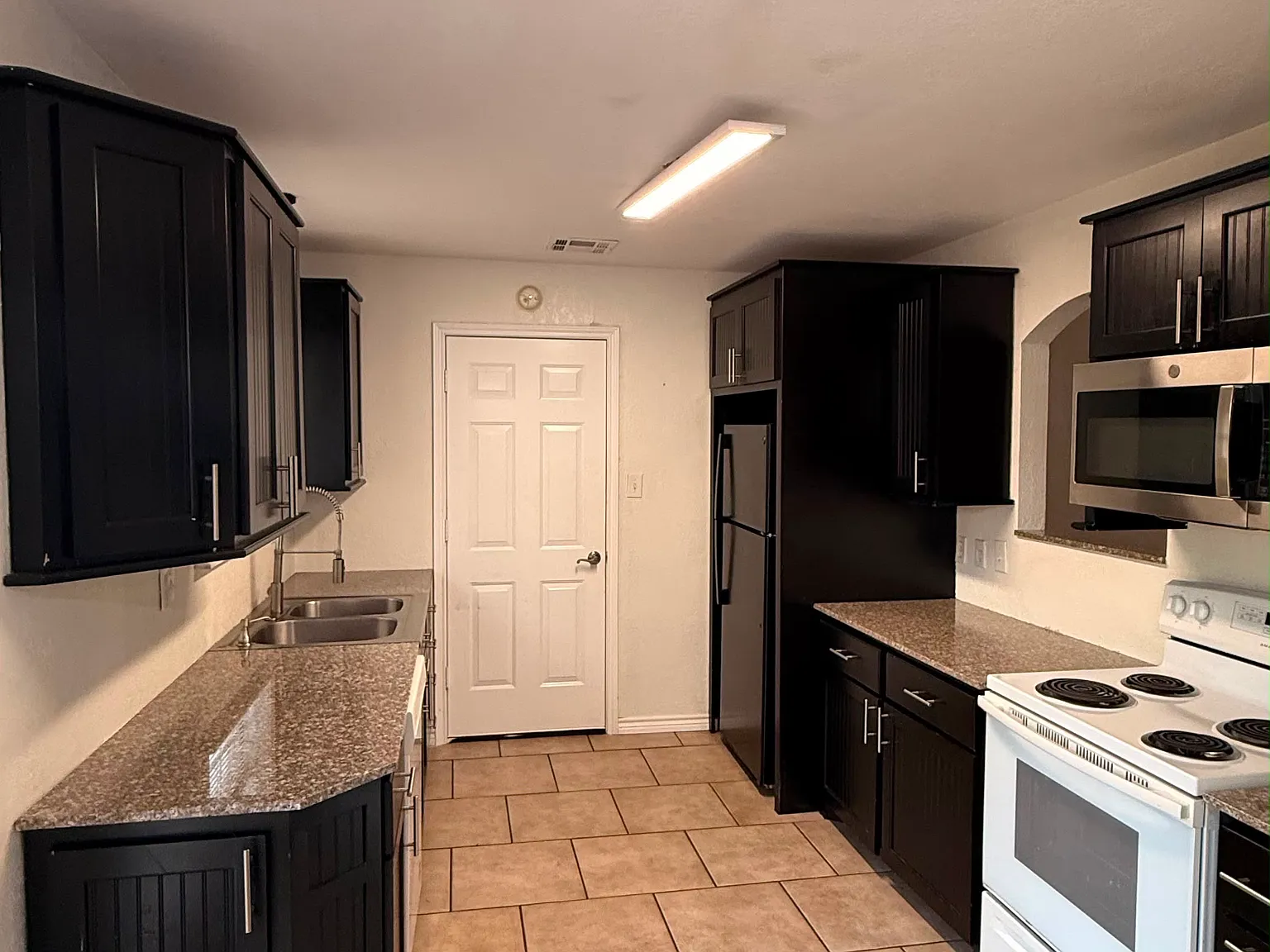 3 bed, 1200 sqft, $1,200 — Photo 3