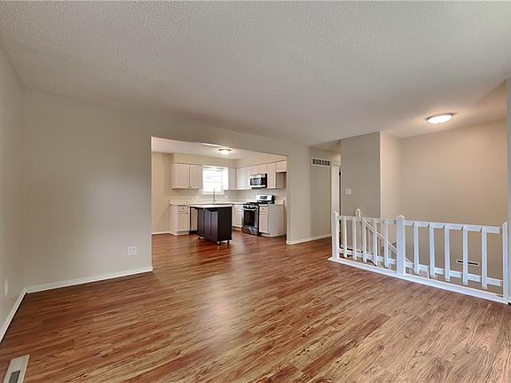 3rd image of 621 Trant St