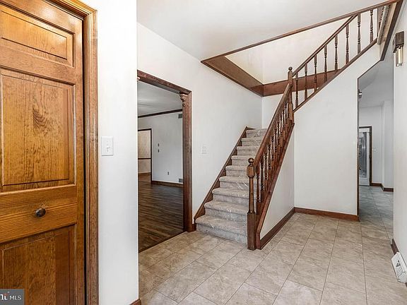 3rd image of 1201 Georgetown Cir