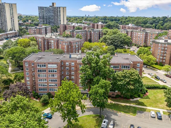 211-10 18th Avenue #2J, Bayside, NY 11360