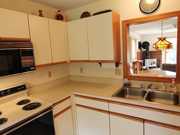 3rd image of 61 Manor Drive #8