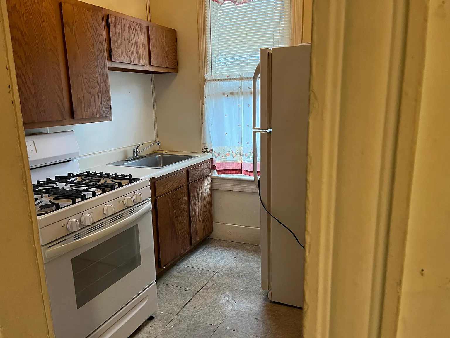 2 bed, $860 — Photo 1