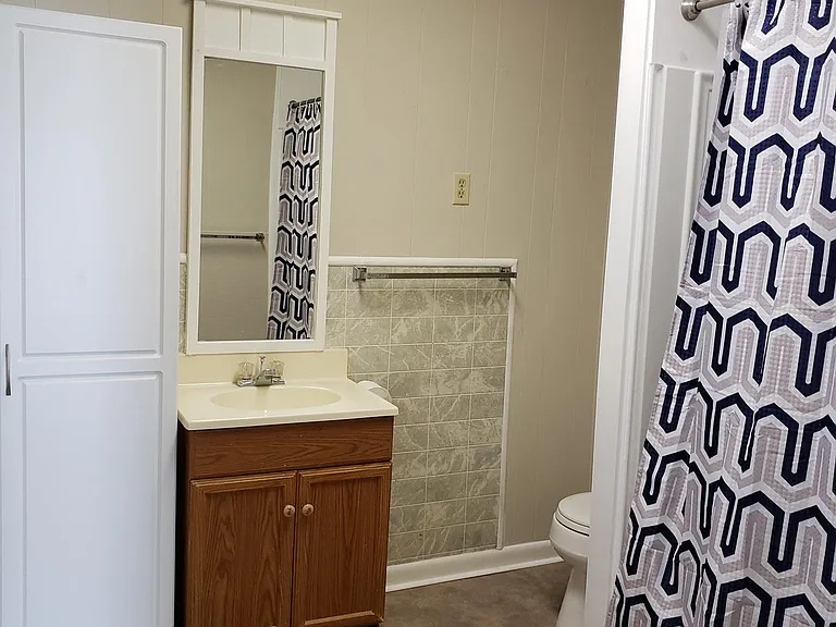 upstairs bath full