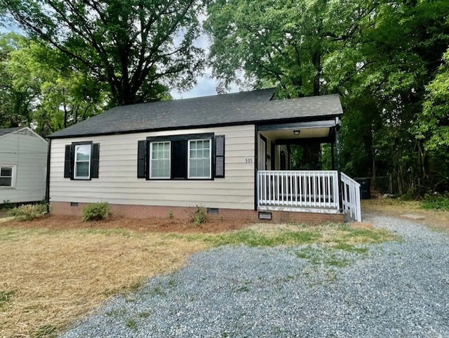 Ranch style 2 bedroom 1 bath home . Located near N. Graham St close to I-77 — Photo 3
