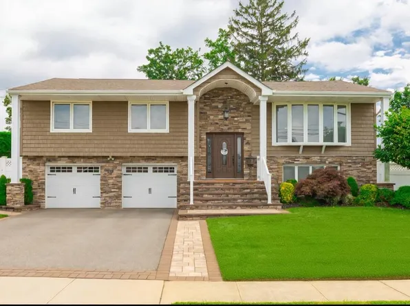 11 LARCH LANE, Massapequa Park, NY 11762