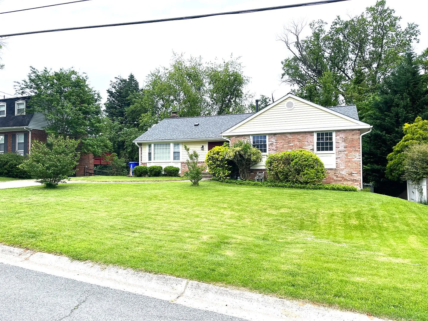 Beautiful 5 bedroom/2.5 bath with large yard — Photo 3