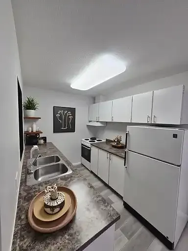 5820 58a St #1A — Photo 2