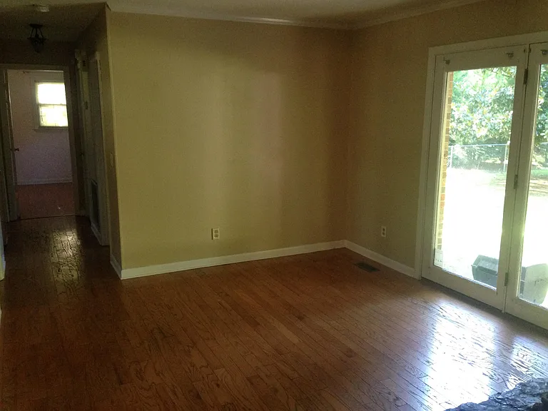 512 Layne St — Photo 9