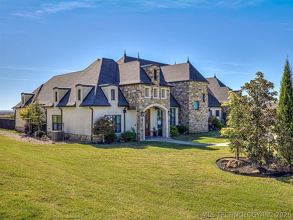 2nd image of 902 Summit Rdg