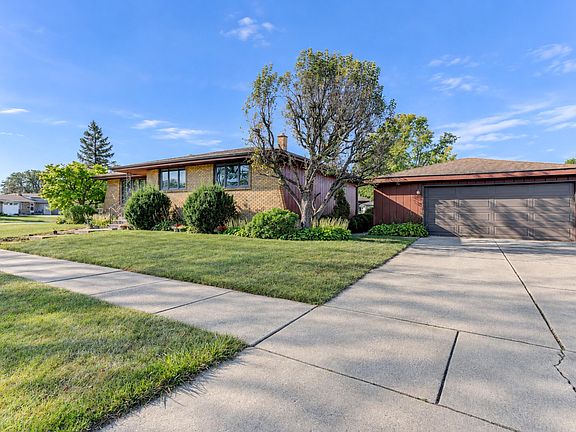 3rd image of 9500 Lilac Ln