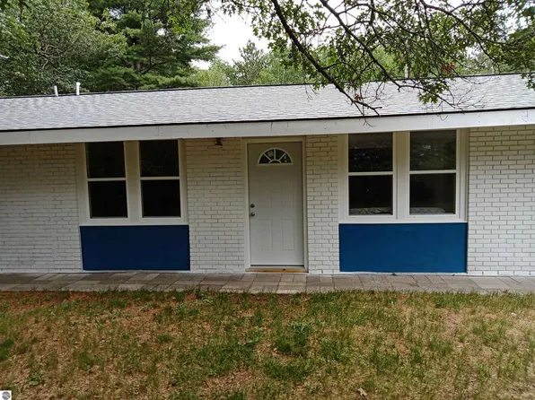 6392 Seminole St, Oscoda, MI 48750