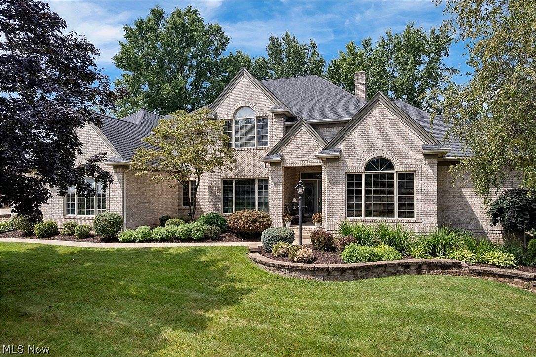 2912 Ironwood Dr — Chenoweth Golf Course
