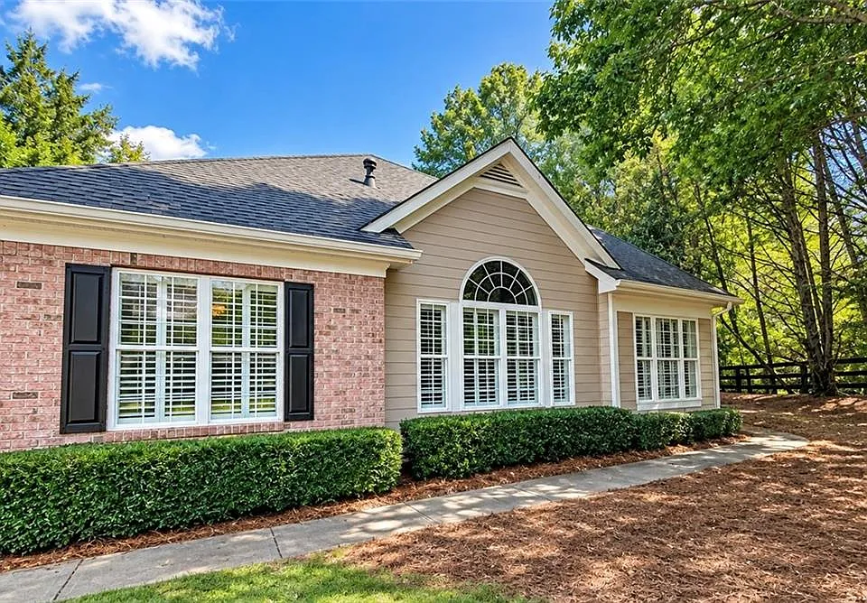 2100 Village Ln