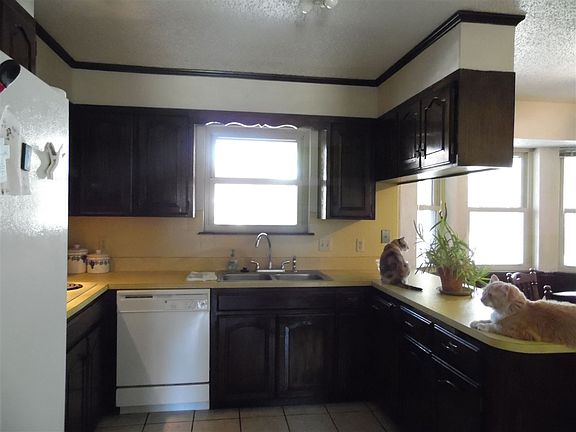 3rd image of 245 Douglas St