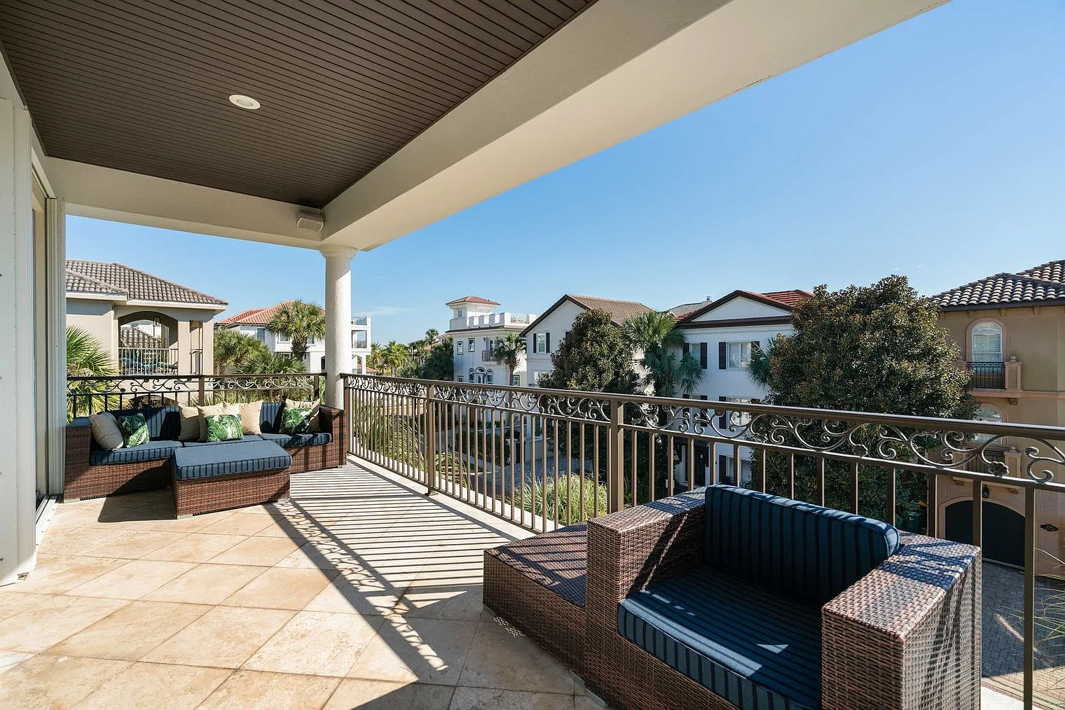5 bed, 5.0 bath, 3433 sqft, $9,900 — Photo 4