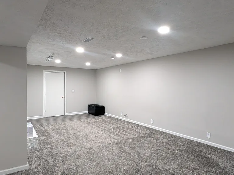 7305 S 33rd St — Photo 12