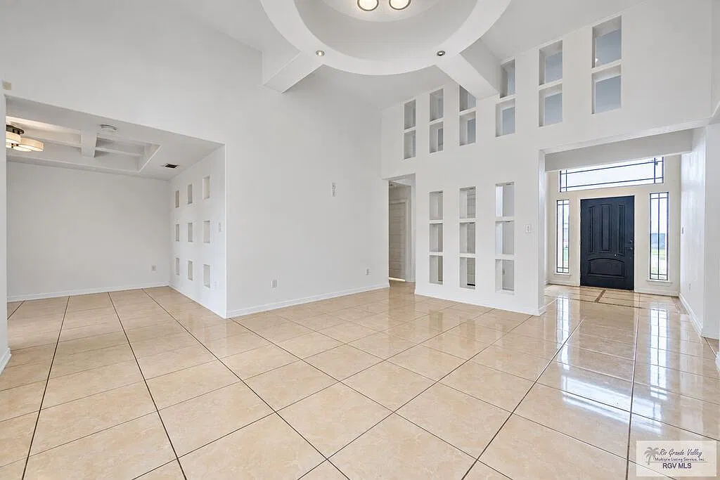 3 bed, 2.0 bath, 1563 sqft, $2,000 — Photo 2