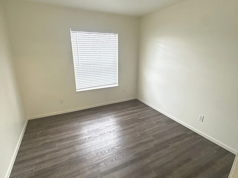 Sierra Springs Apartments — Photo 11
