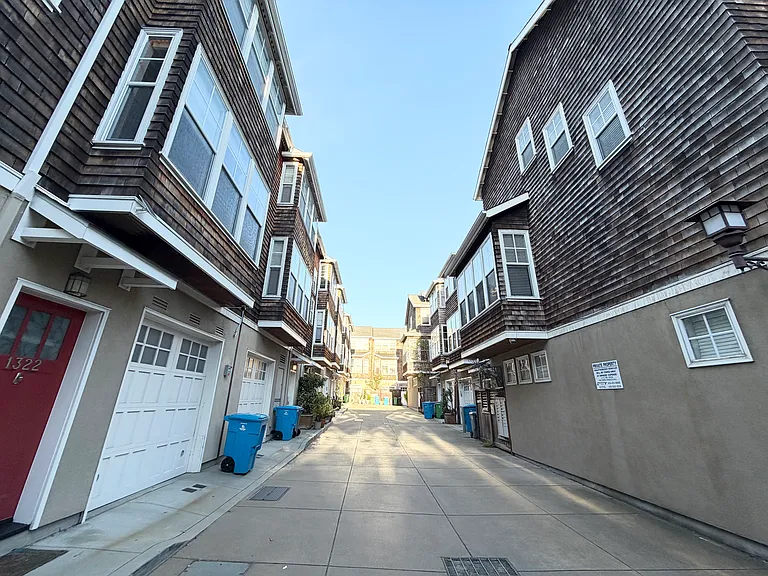 1338 Eddy St — Photo 44