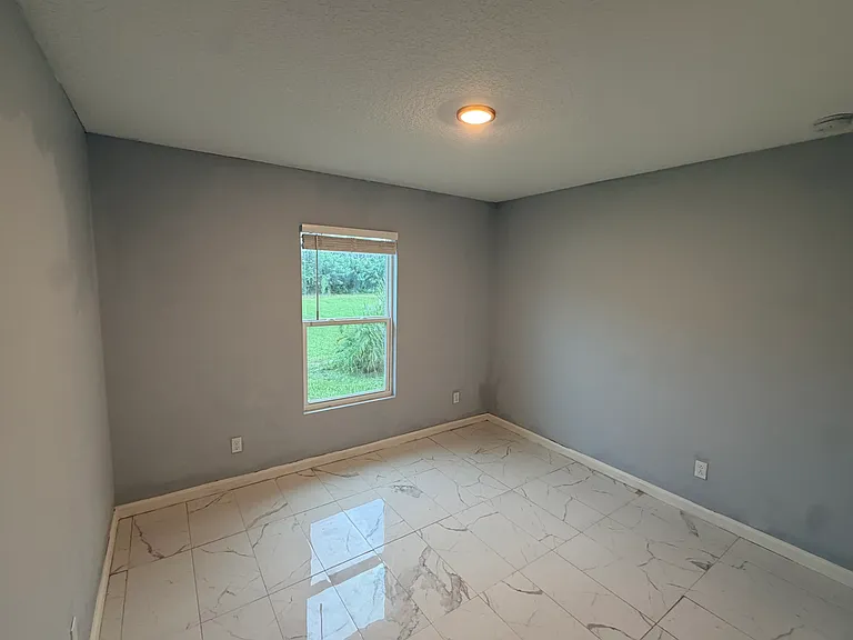 142 NW Dorchester St — Photo 5