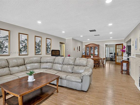 4th image of 206 N 32nd Ave