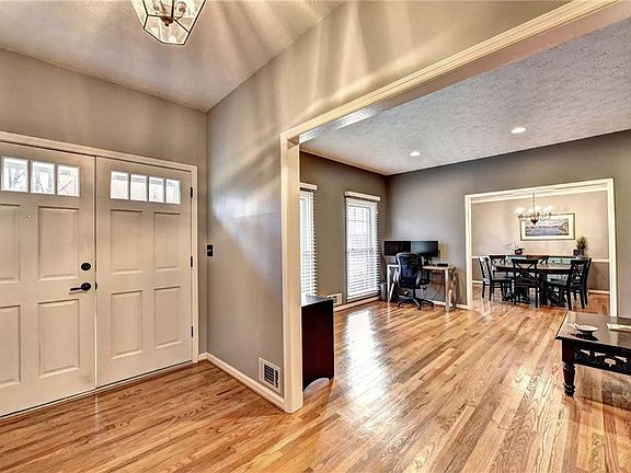 4th image of 2081 Rainbow Dr
