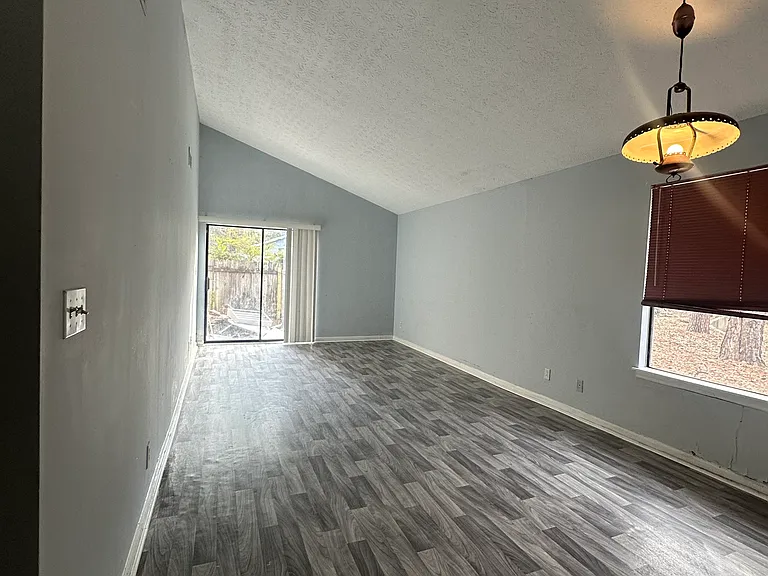 8589 Parkside Dr — Photo 3