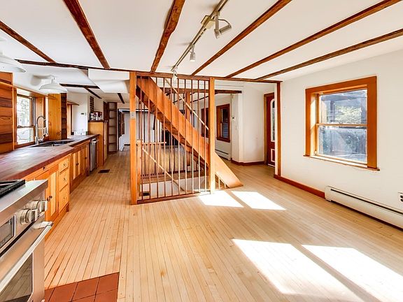 4th image of 108 Auburn St
