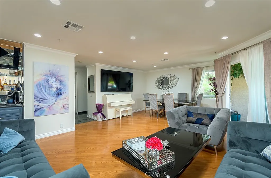 3 bed, 1231 sqft, $3,500 — Photo 2
