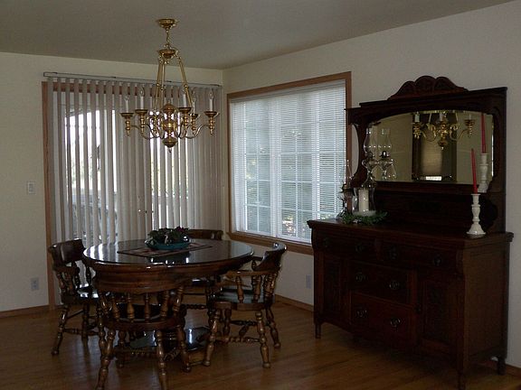 Fml dining rm w/hdwd floors