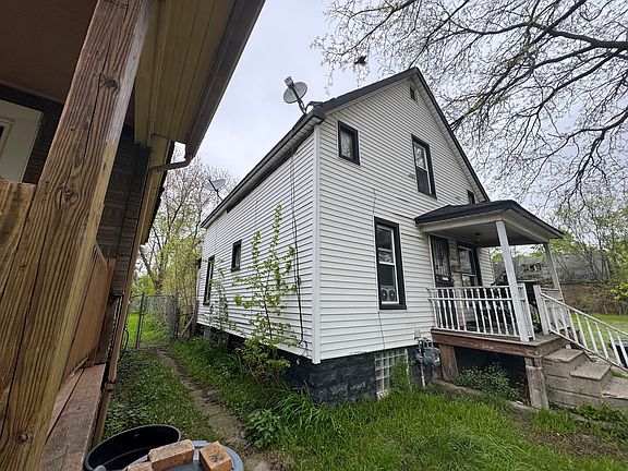 4th image of 376 Highland St